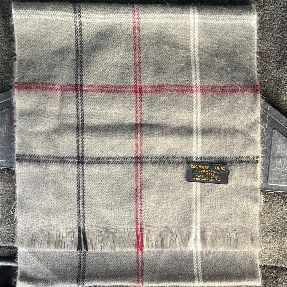 Elegant Gray Plaid Scarf